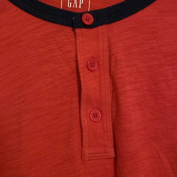 GAP Menโs Baseball Tee - Picture 3 of 4